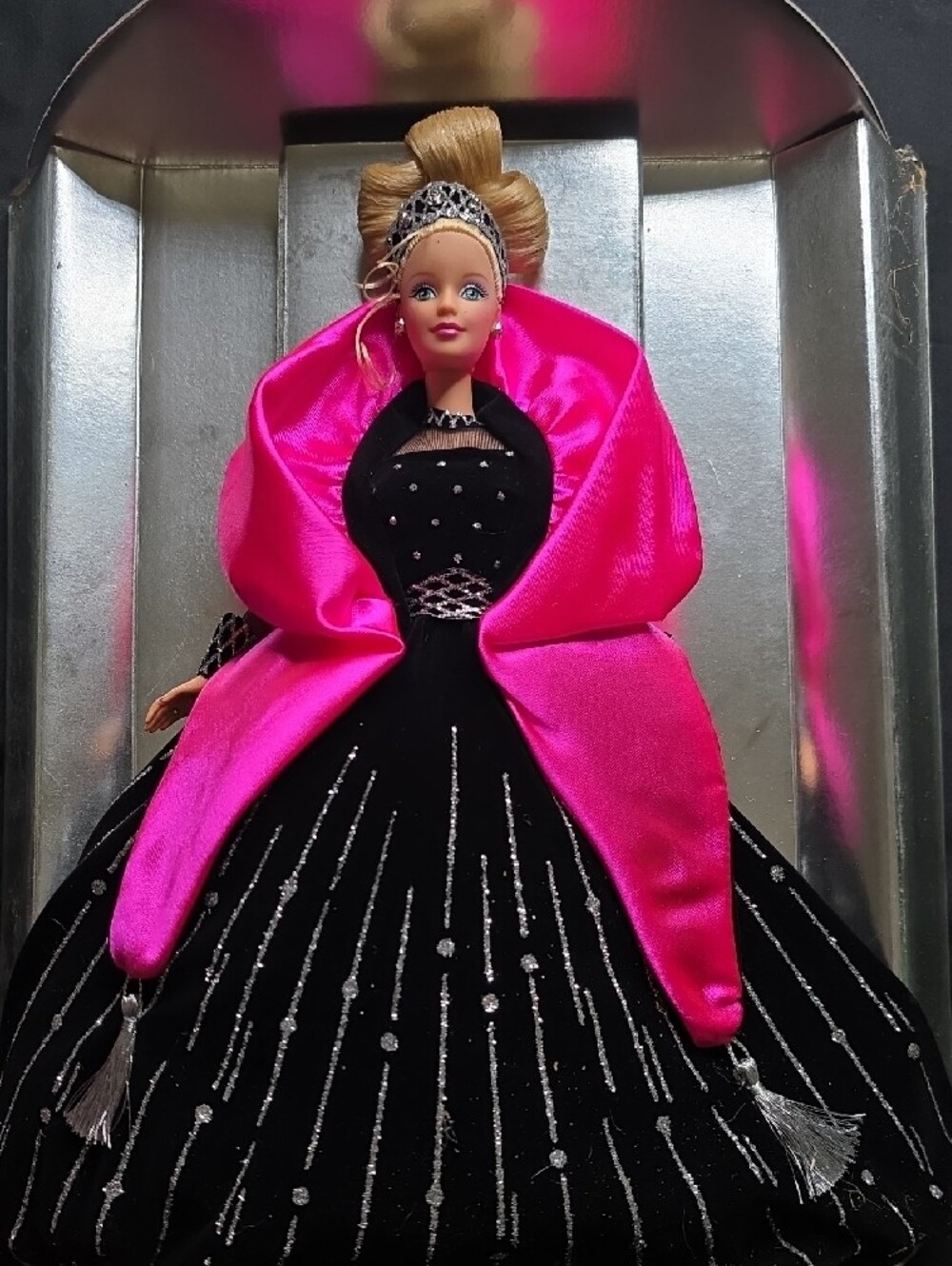 1990 Happy Holidays Barbie Special Edition - Picture 2 of 4